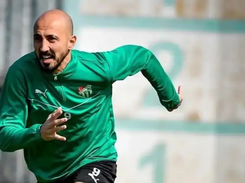 Milli Futbolcunun Kariyerine 2. Lig'de Devam Etme İhtimali Tüm Gözleri Üzerine Çekiyor