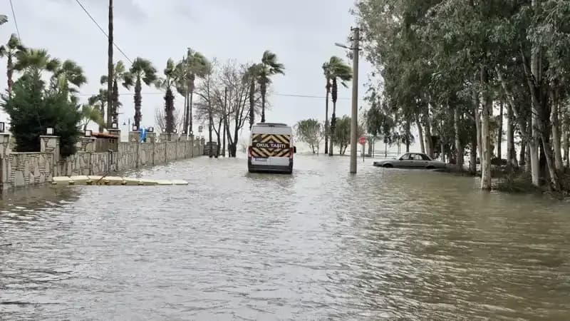 Göl Taşınca İlçe Sular Altında Kaldı: Arabalar ve Evler Suya Gömüldü