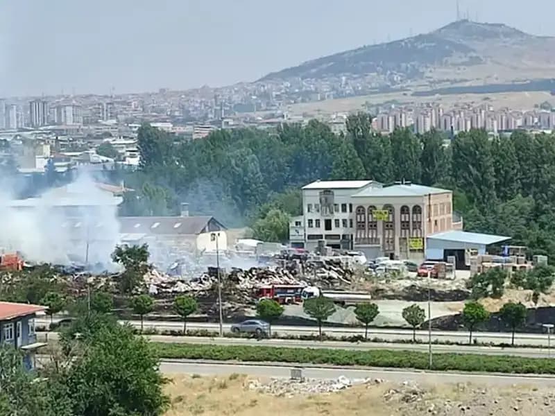 Otluk Alandaki Yangın: Depo Alev Alev Yanarak Kül Oldu!