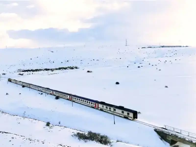 Doğu Ekspresi ile Büyüleyici Karlı Ovalarda Masalsı Bir Yolculuk Deneyimi