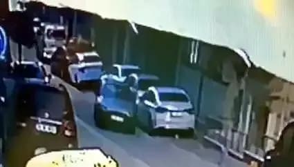 Esenyurt’ta Kaza: Park Halindeki Araçlara Çarpan Şüpheli Kaçtı