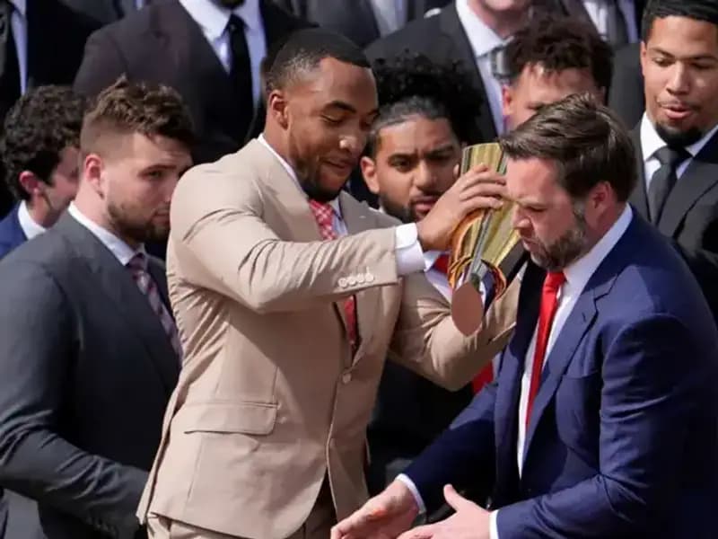 Vance’ın Beyaz Saray Sakarlığı: Şampiyonluk Kupasını Düşürmesi Olay Oldu