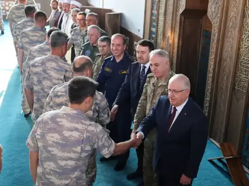 Yaşar Güler, Mehmetçikle Bayramlaşarak Moral Depoladı