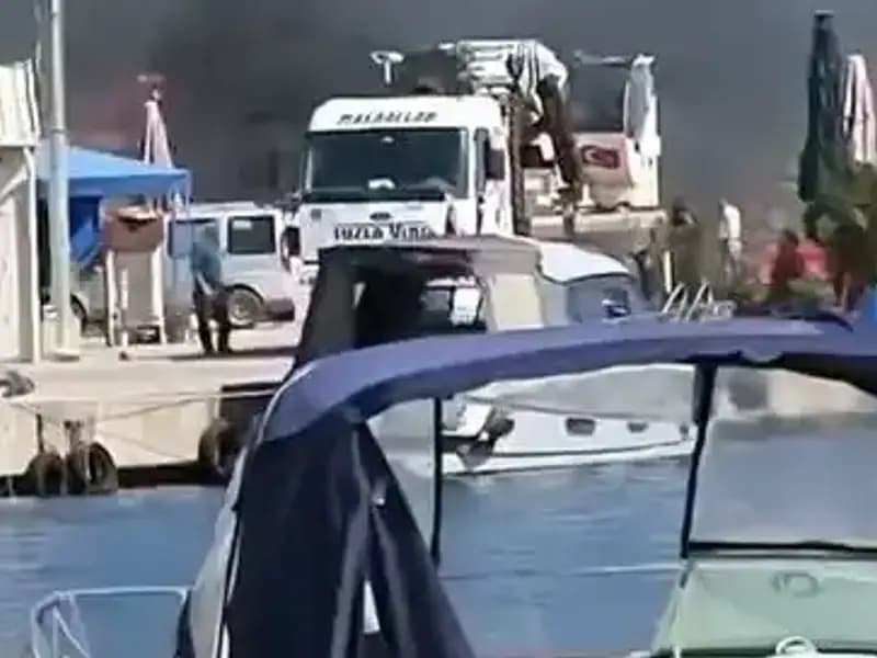 Tuzla Balıkçı Barınağında Yangın Panik Yarattı: Lastikler Alev Alev Yandı!