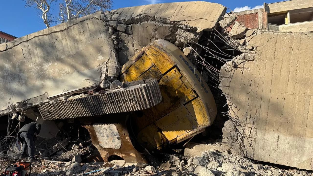 Uşak'ta İş Makinesinin Üzerine Bina Çöktü