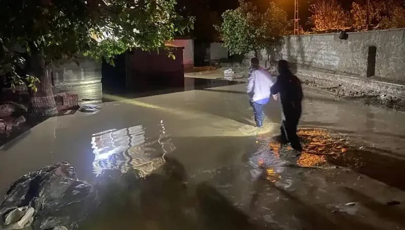 20 Dakikalık Yağış Sonrası Felaket: Evler Çöktü ve Boşaltıldı