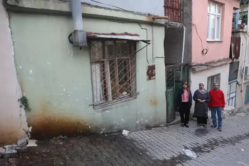 Sadece Bir Oda ile Dört Kişilik Hayat: Umut Dolu Mavi Dünya