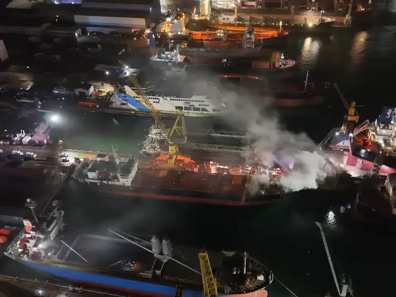 Tuzla'da 120 Metrelik Kuru Yük Gemisinde Yangın Kontrol Altına Alındı