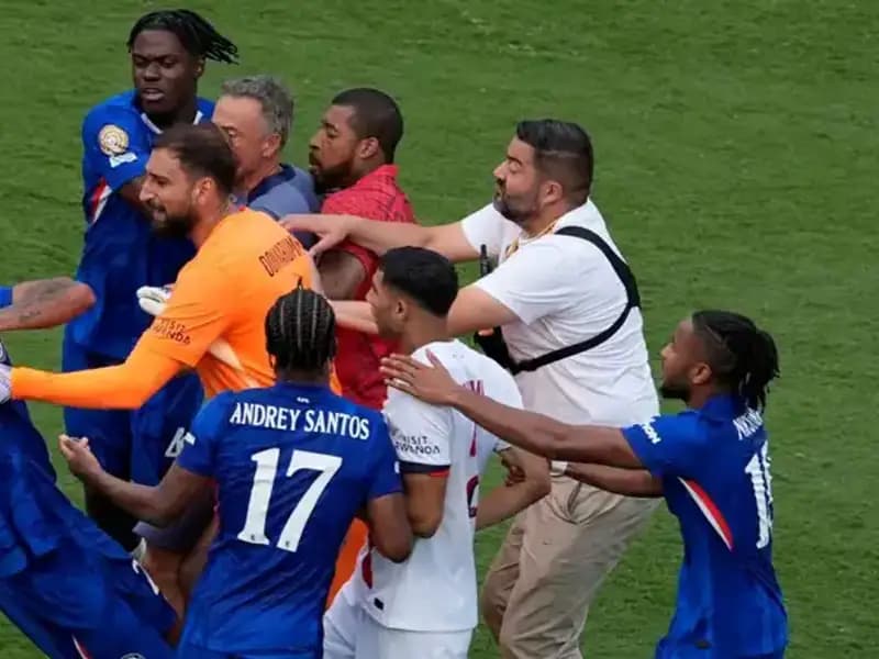 Dev Finalde Şok Gelişme: Teknik Direktörden Futbolcuya Yumruk!