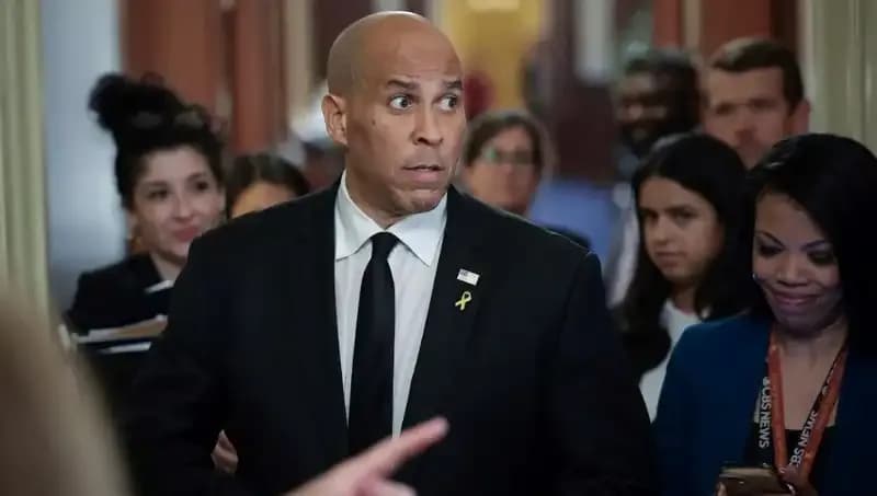 ABD Senatörü, 25 Saat Boyunca Kesintisiz Konuşarak Rekor Kırdı!