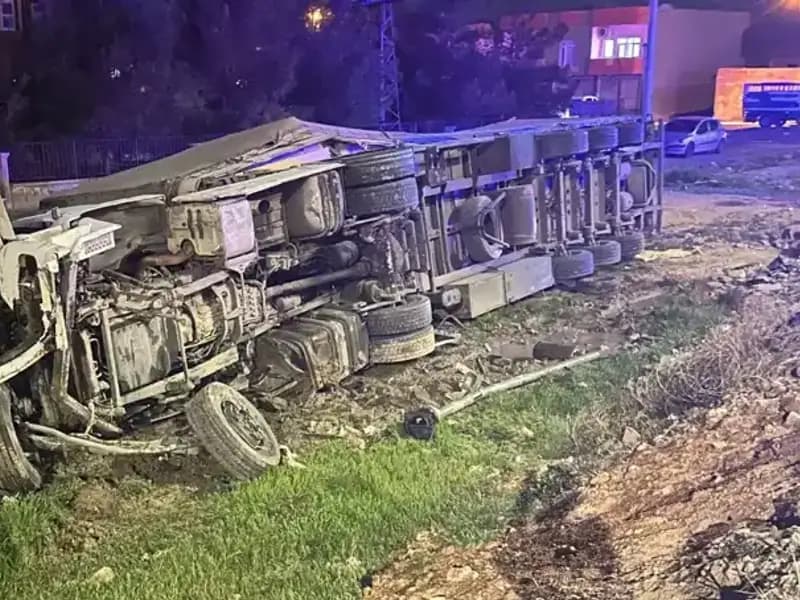 TIR Devrildi: Kaza Sonrası 6 Kişi Yaralandı, Detaylar Tüyler Ürpertti!