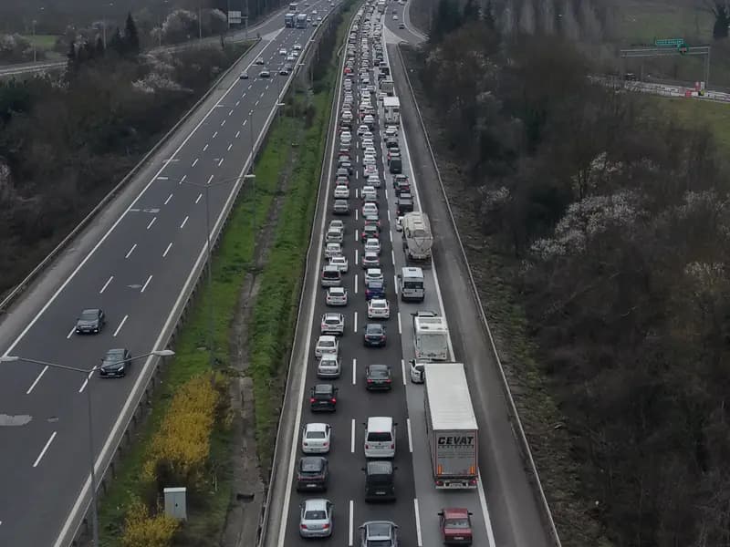 İstanbul'a dönüş yollarında trafik yoğunluğu artıyor