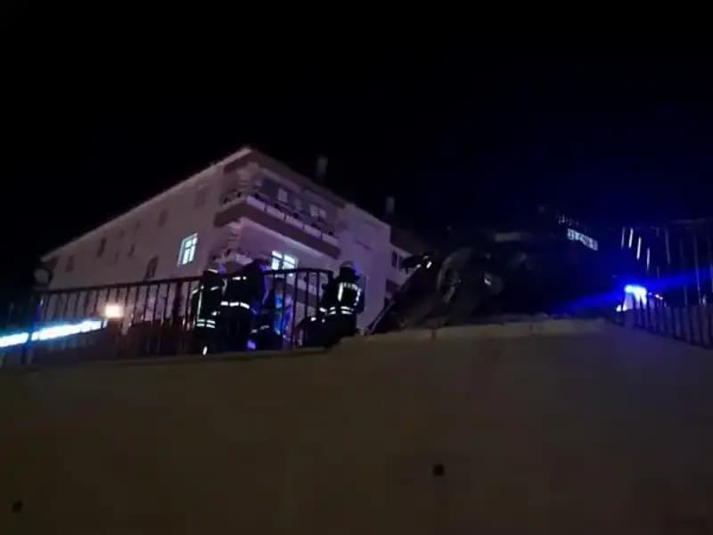 Kontrolden Çıkan Araç Bariyere Çarptı, Hayatta Kalması Şaşkınlık Yarattı