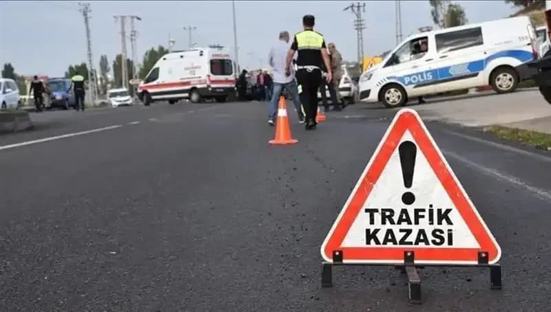 Antalya'da Otomobil Kanala Devrildi: Yaralılar Hastaneye Kaldırıldı