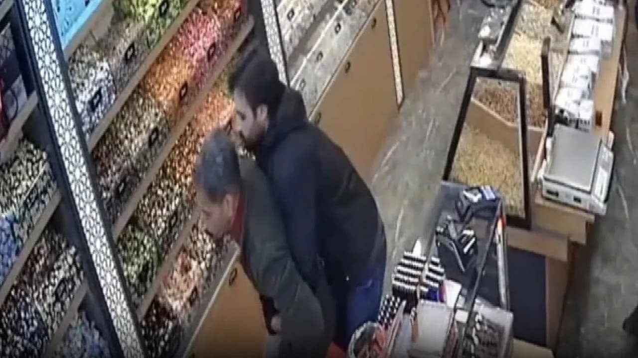 İstanbul'da Nefessiz Kalan Adam Heimlich Manavrası ile Kurtarıldı