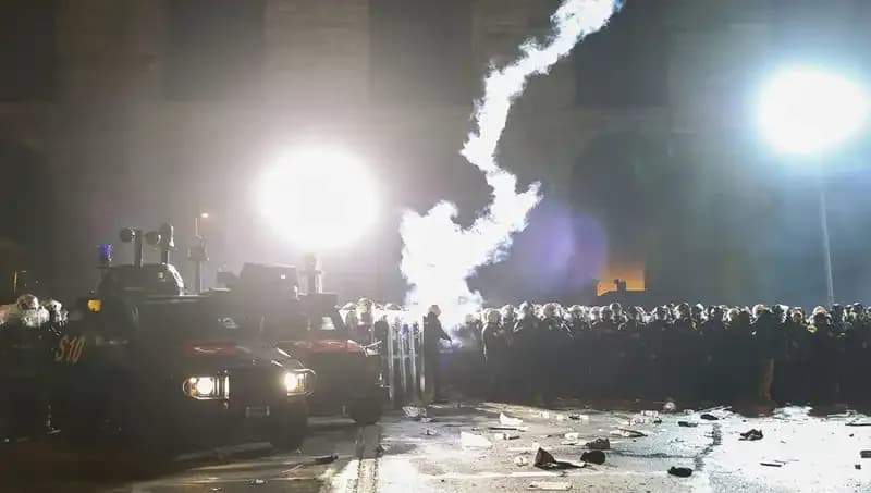 Saraçhane'de Polise Saldıran Gruba Anında Müdahale: Neler Oldu?