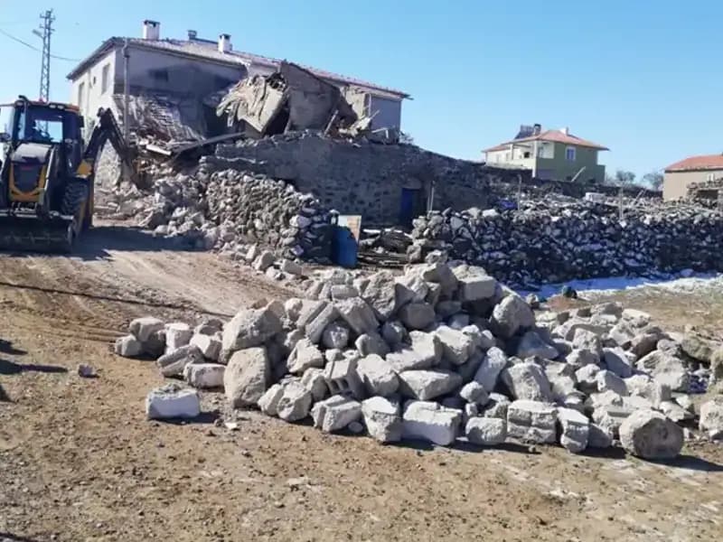 Kayseri'de Ahır Çökmesi: 35 Küçükbaş Hayvan ve 2 Eşek Telef Oldu