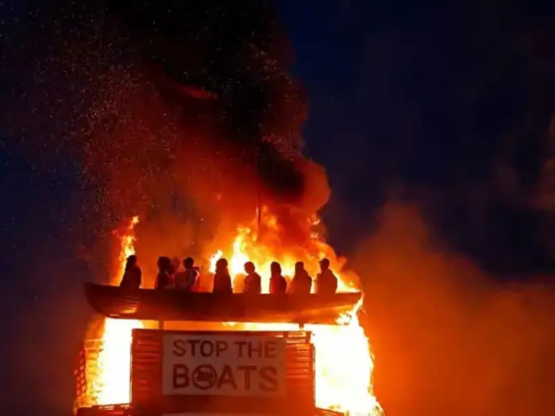Kuzey İrlanda'da Şenlik Ateşi: Mülteci Kuklaları Yakıldı, Neyin Mesajı Verildi?