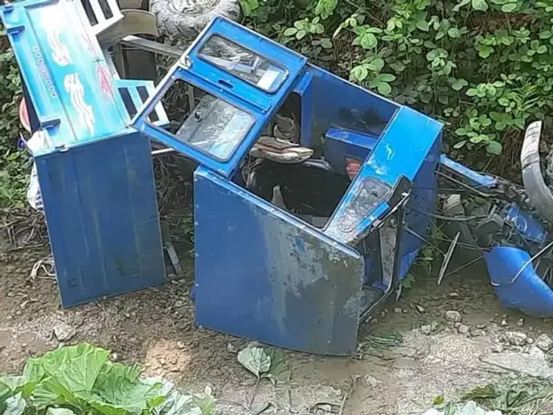 Pat Pat Kazası: Kontrolden Çıkan Araç Dereye Devrildi, İki Kişi Yaralandı