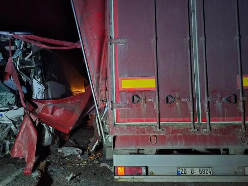 Afyonkarahisar'da Yolcu Otobüsü Kaza Yaptı: Yaralılar Var