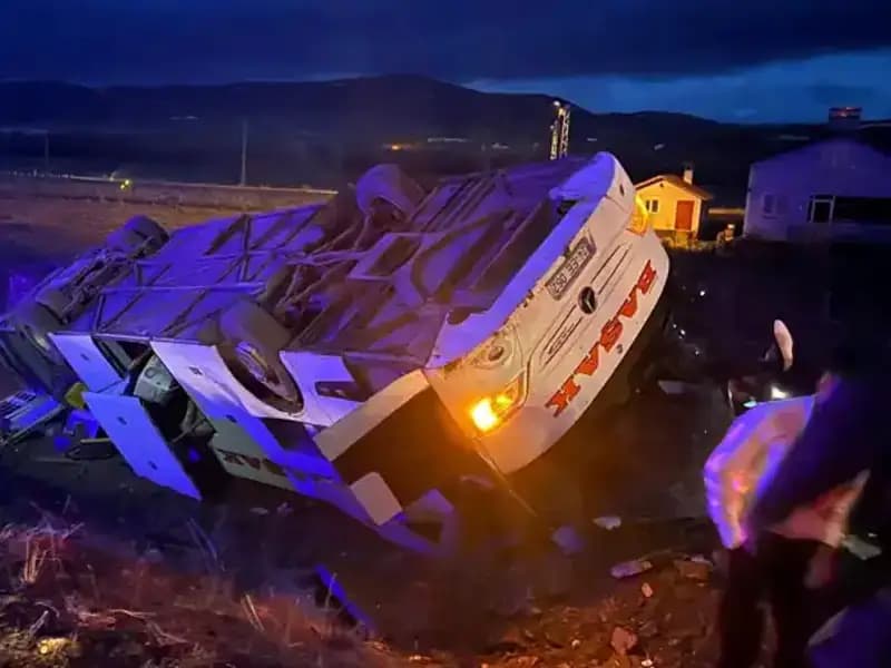 Sivas'ta Feci Otobüs Kazası: 2 Hayatını Kaybetti, 25 Yaralı