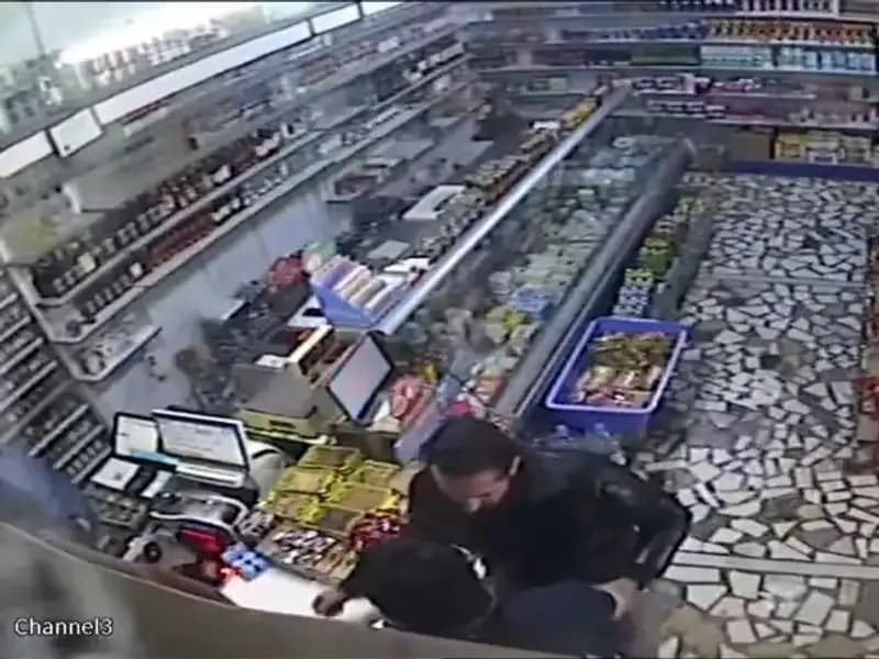 Cezaevi Firarisi Markette Bıçakla Dehşet Saçtı, Şok Edici Anlar Yaşandı