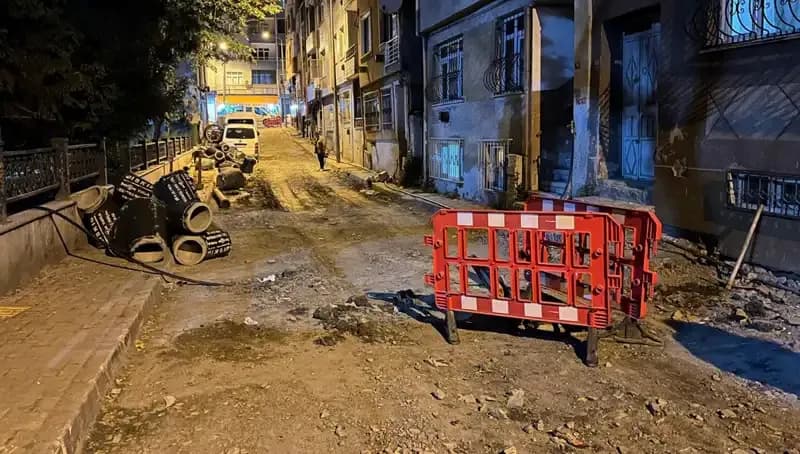 Bayrampaşa'da Şok Eden Olay: Rögar Kapağı Patladı, Altyapı Çalışmaları Sürüyor!