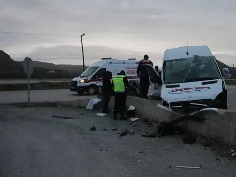 İşçi Servisi İştan Duvarına Çarptı: Korkutan Kaza Detayları Ortaya Çıktı!