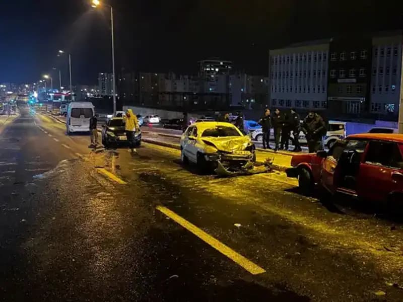 Kayseri'de Zincirleme Trafik Kazası: 11 Araç Birbirine Girdi