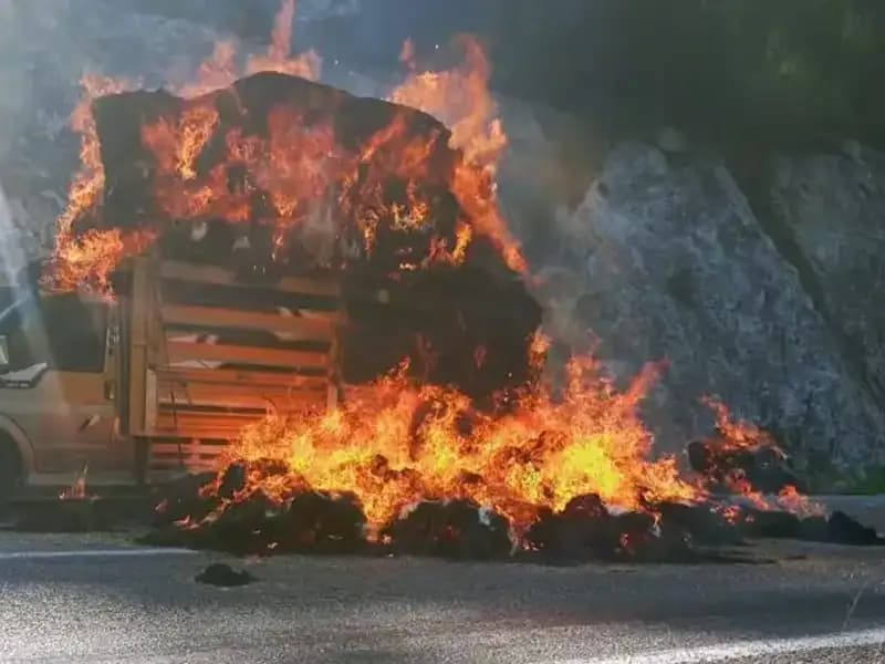 Adana’da Saman Yüklü Kamyonette Meydana Gelen Alevler, Panik Yarattı