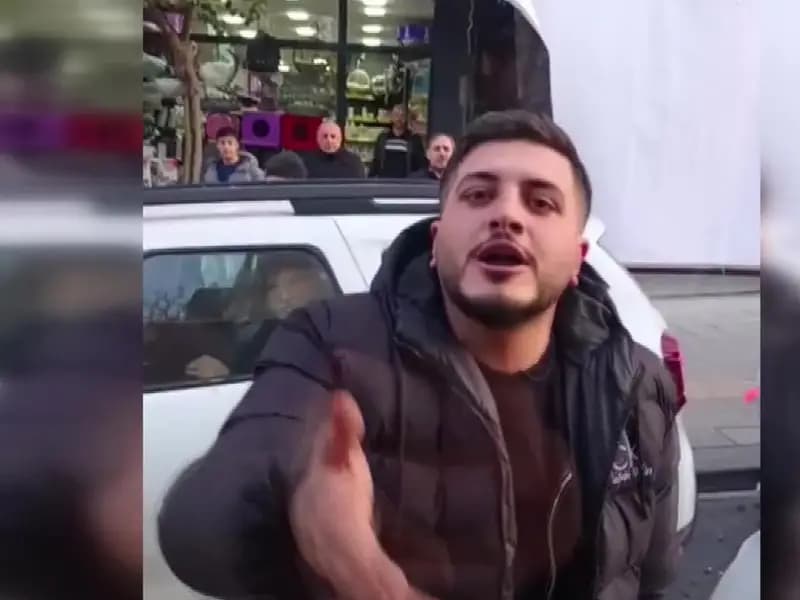 İstanbul'da Trafikte Yol Verme Kavgası: Otobüs Camı Yumruklandı