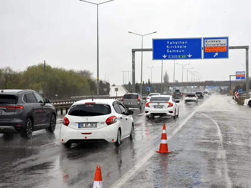 43 İlin Geçiş Noktasında Bayram Trafik Yoğunluğu Yaşanıyor