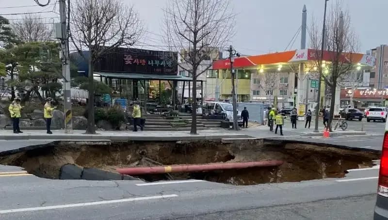 Güney Kore’de Sıra Dışı Kaza: Motosiklet Dev Çukura Düştü!