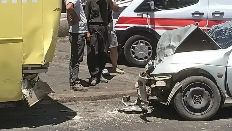 Halk Otobüsü ile Otomobil Çarpıştı: Olay Yerinde İki Yaralı