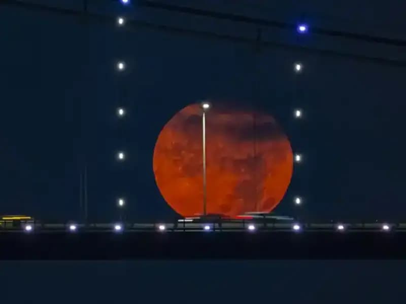 Dolunay Gecesi: Gökyüzünde Büyüleyici Bir Manzara İzleyicileri Büyüledi