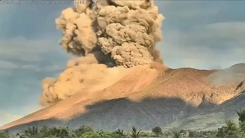 Kanlaon Yanardağı'nın Patlaması: Yangın ve Tehlike Alarmı