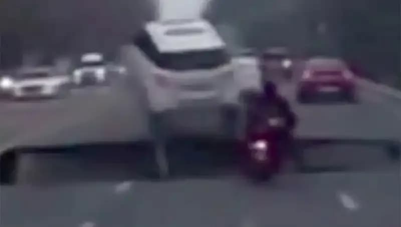 Güney Kore Otoyolunda Dev Çukur: Motosiklet Kayıplara Karıştı!