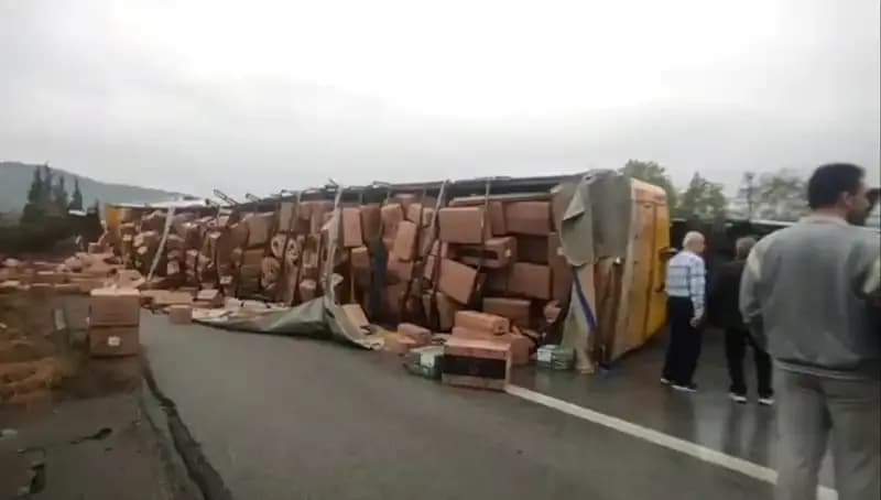 TEM Otoyolu’nda TIR Devrildi: Ankara Yolu Trafic’e Kapanış Nedeni