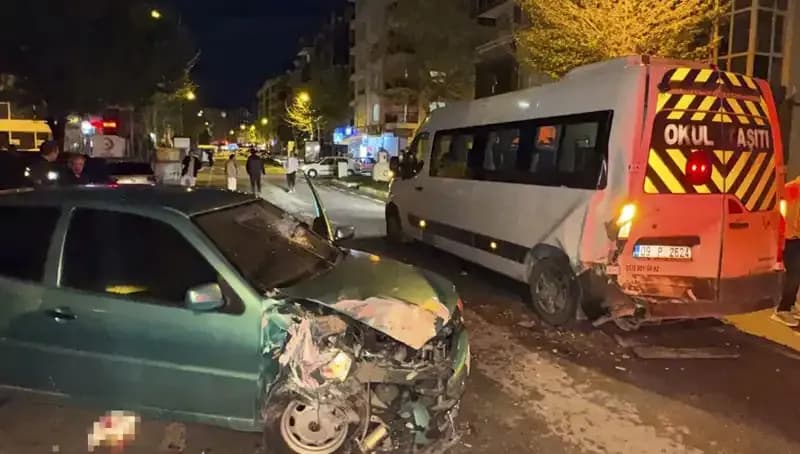 Otomobil Servis Minibüsüne Çarptı: 6 Kişi Yaralandı