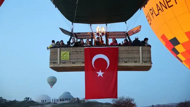 Kapadokya'da 23 Nisan Coşkusu: Balonlar Türk Bayraklarıyla Gökyüzünü Renklendirdi