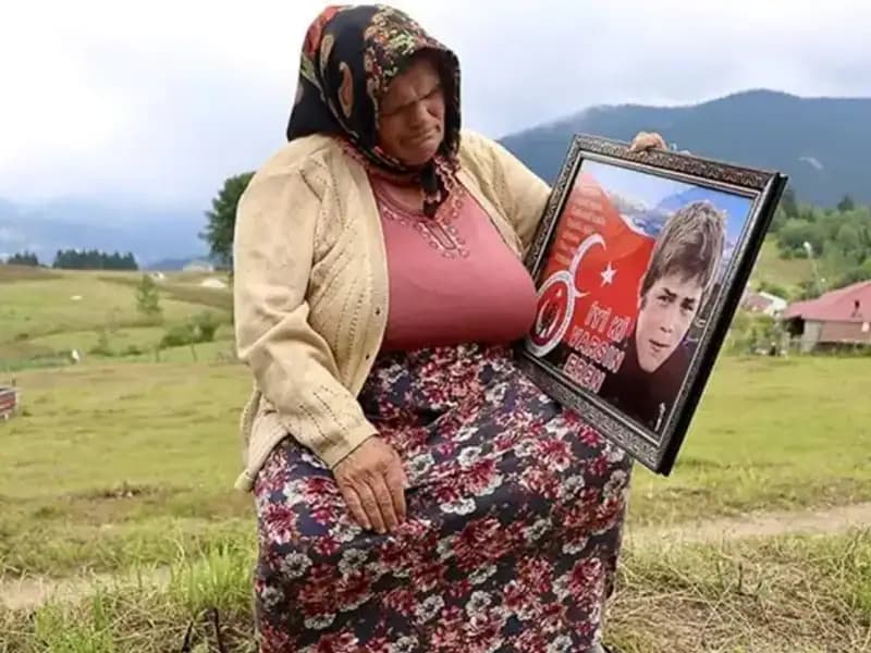 DEM Parti'den Annelere Özel Bayram Kutlaması: Eren Bülbül'ün Annesi Unutulmadı