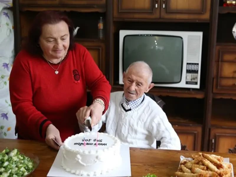 102 Yaşına Giren Hüseyin Aydoğan'ın Doğum Günü Kutlandı