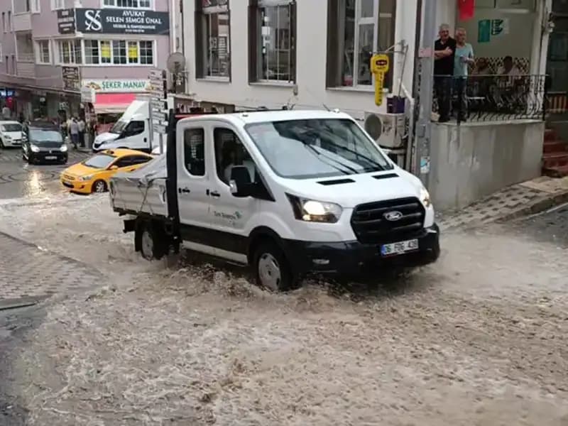 10 Dakikalık Sağanak, Şehirde Su Baskınlarına Yol Açtı