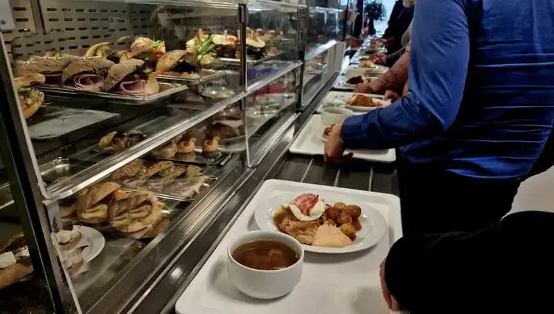 Endonezya'da 846 Öğrenci Ücretsiz Yemekten Zehirlendi: Olayın Ardındaki Gerçekler