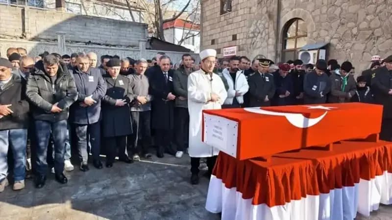 Şehit Cenazesinde Duygusal Anlar: Baba Terlikle Dualarda Yer Aldı