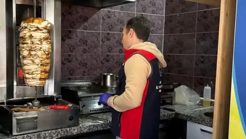 Tavuk Döner Alarmı: İşletmelere Baskınlar Sürüyor, Üretim Süreci Sorgulanıyor!