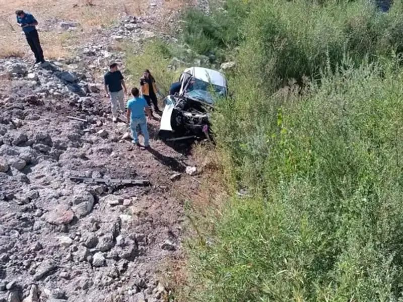 Sivas’ta Otomobil Dere Yatağına Uçtu: Korkunç Kaza İki Can Aldı