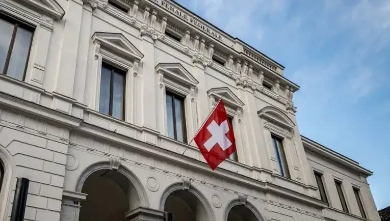 İsviçreli Siyasetçi Su Tabancası Cezasına Çarptırıldı: Çocuklar İçin Hediyeler