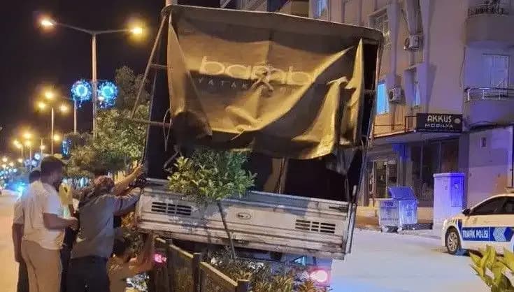 Park Halindeki Kamyonetin Freni Boşaldı: Feci Kaza Detayları