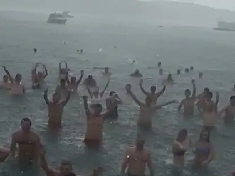 İstanbul Bebek'te Yağmura Rağmen Denize Girenler Şaşırttı!